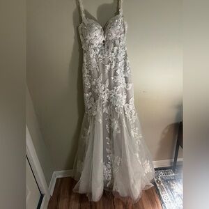 Elegant White Floral Wedding Dress